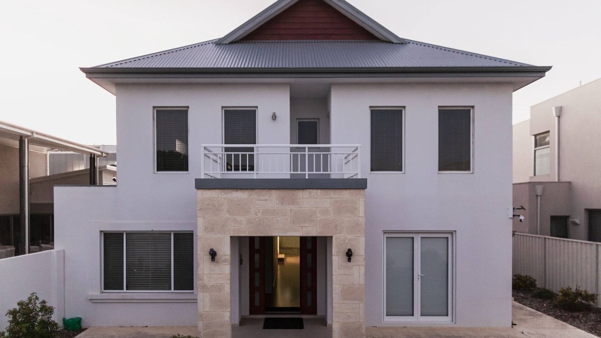 South Fremantle House | South Beach Guest House- Stylish & Spacious beach mansion