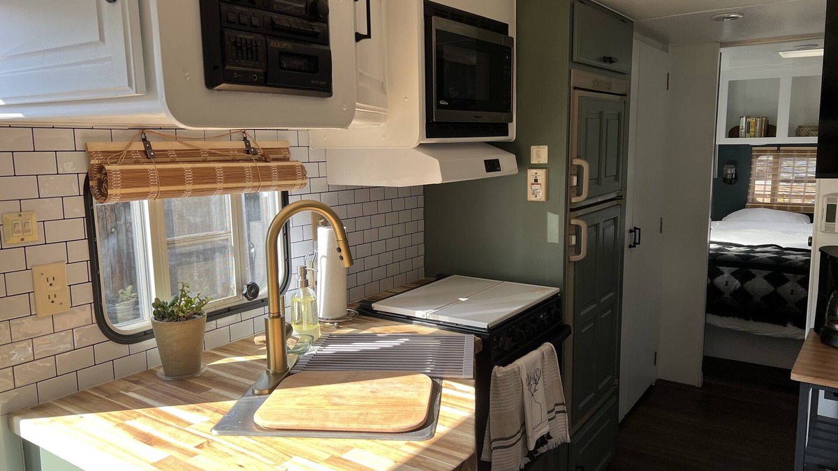 Southeast Eugene House | South Eugene Private Remodeled Camper Tiny Home!