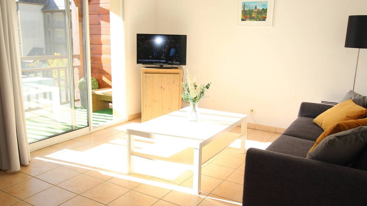 Saint-Mamet Apartment | South-facing 2BR with balcony, pool, parking, pets ok and wifi