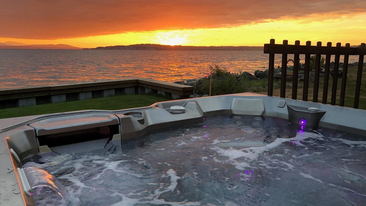 Maxwelton House | South facing, beach house 20 feet from the water! Kayaks and a brand new hot tub