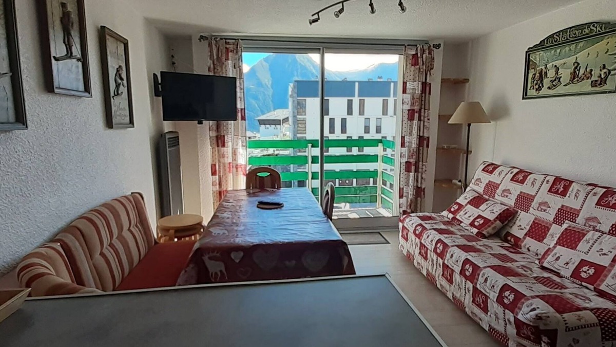Cadeilhan-Trachere Apartment | South-facing triplex, pla d'adet, ski in/ski out, balcony