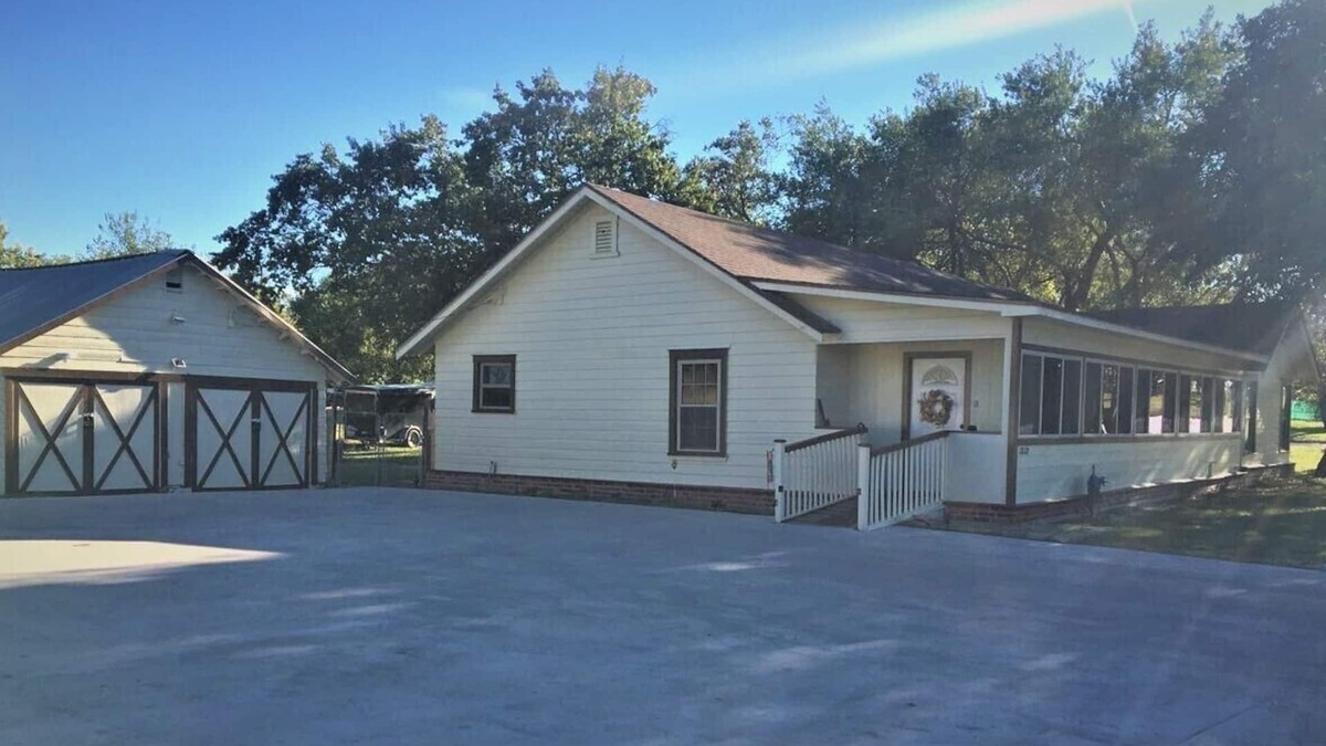University House | SOUTH FORK INN, RANCH HOME,SLEEPS 15, DOWN THE ROAD FROM SILOS, HUGE YARD!