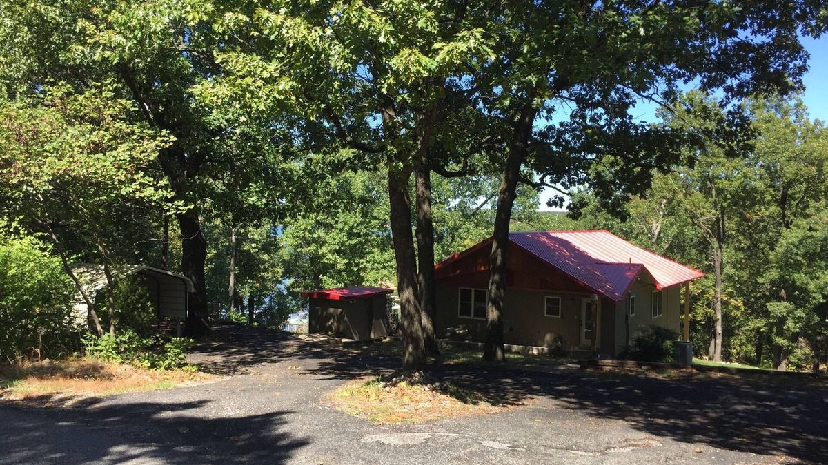 Eucha Cabin | South Grand Lake Front with Hot Tub near Disney & New Circle Drive