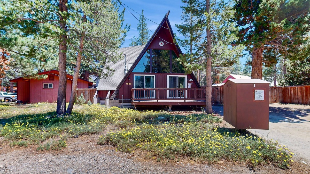 Tahoe Paradise Cabin | South Lake Tahoe House with Hot Tub | Close to Skiing, Walk to Dining
