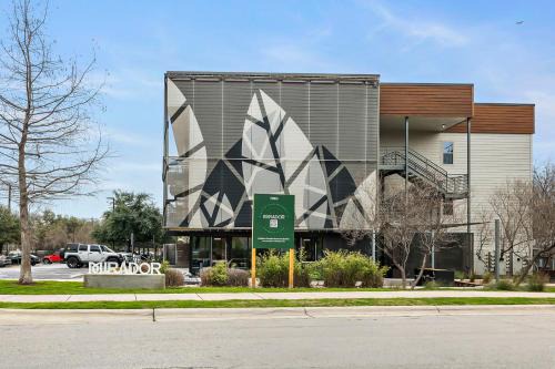 South Lamar Apartment | South Lamar Stay - Pickleball, Sauna & Cold Plunge