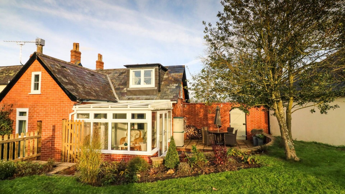 Pulham Cottage | SOUTH LODGE, with open fire in Hazelbury Bryan