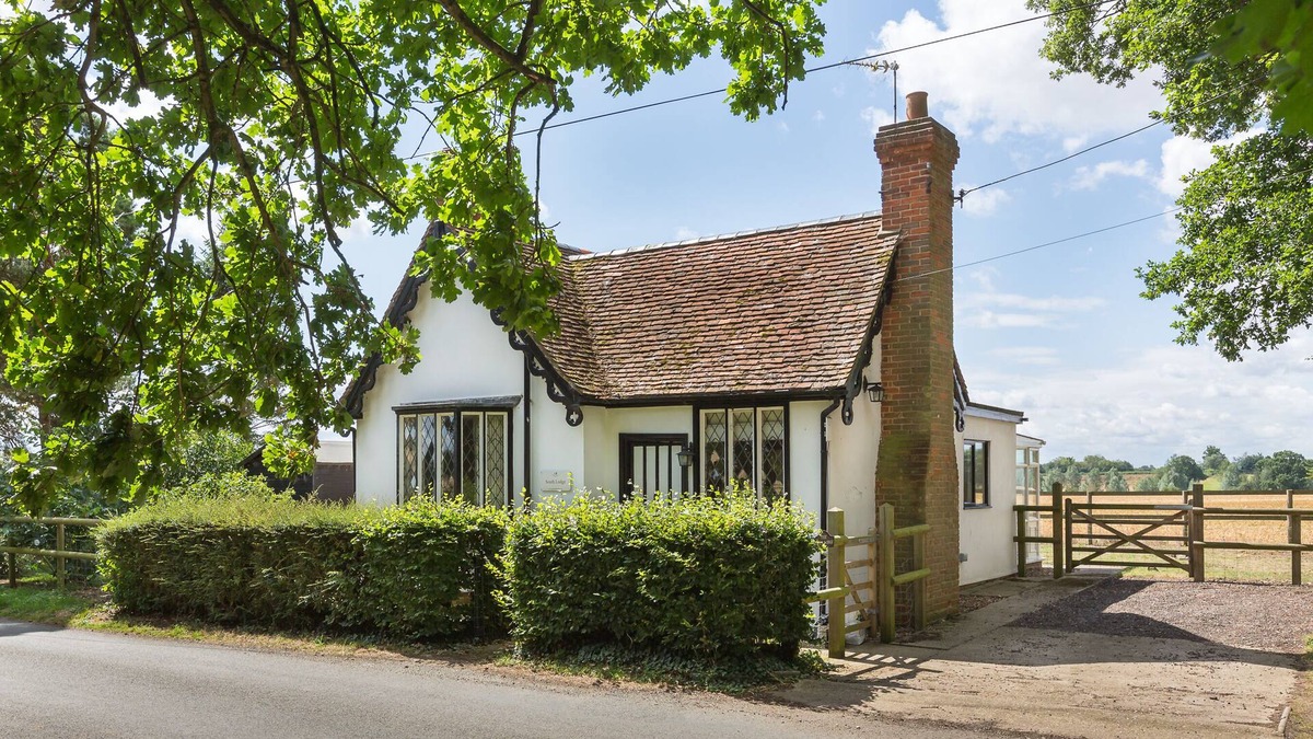 Finchingfield Cottage | South Lodge historic self-catering detached cottage with garden, parking & pets