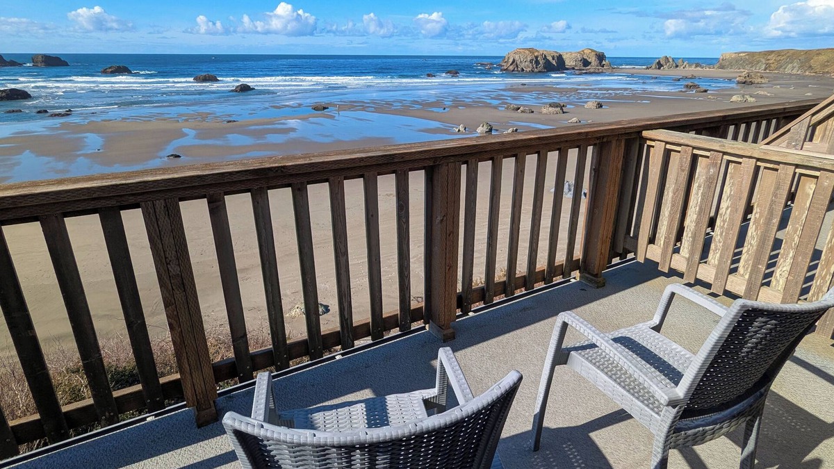 Bandon Apartment | South Loft: Cozy, two-person loft with deck overlooking the beach