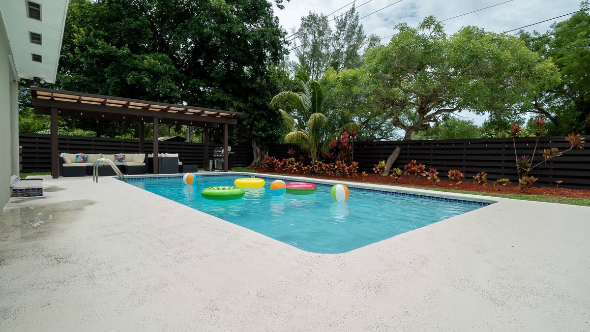 South Miami House | South Miami House with Pool & Backyard Oasis, BBQ Grill, 5 Bd, fits 11 guests