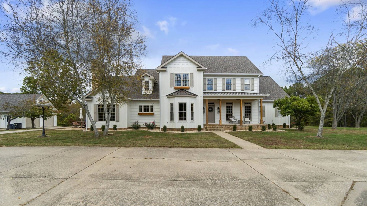 Cobden House | South Pass Hideaway 4BDRM - 2 King, 1 Queen, 2 Full Beds on Shawnee Wine Trail