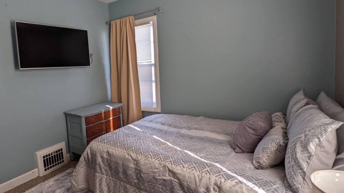 Rock Island House | South Rm - Ideal Space 4 Traveling Professionals!