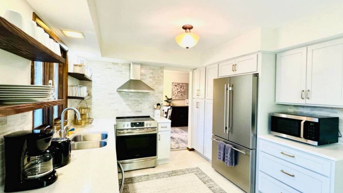 South St. Paul House | South Saint Paul 5 Bedroom - Kraft Gallery by Minne-Getaway