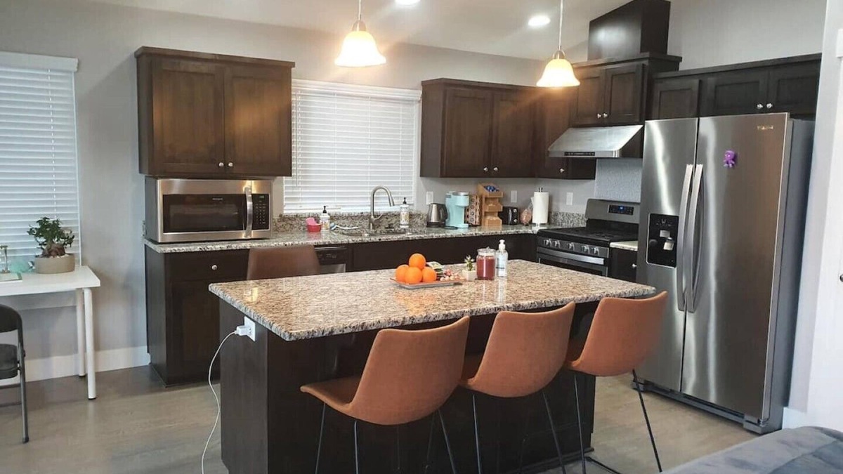 Salem House | South Salem - Close to I-5 and Costco, easy Shop and Eat