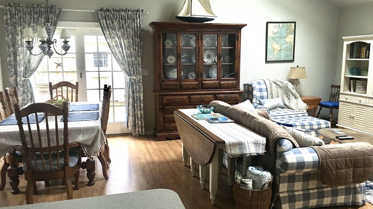 Oakdale Cottage | South Shore Hide-a-Way