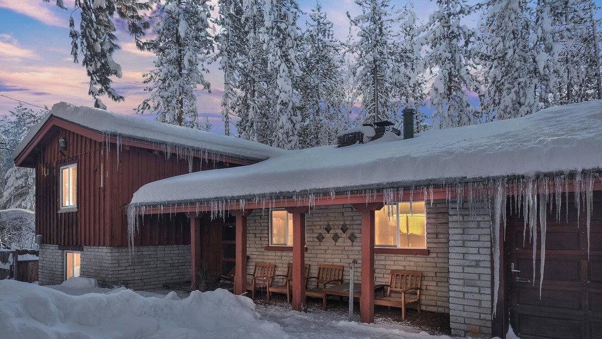 Lower Kingsbury House | South Tahoe Rustic Home! Sleeps Over 10! by RedAwning