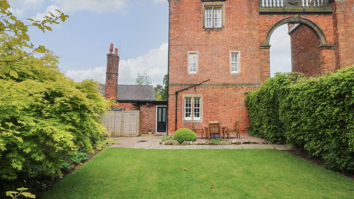 Macclesfield Cottage | SOUTH TOWER COTTAGE, family friendly, with a garden in Macclesfield