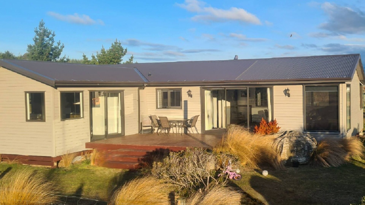 Te Anau House | South West Country Retreat. Located just 5 minutes from Te Anau.