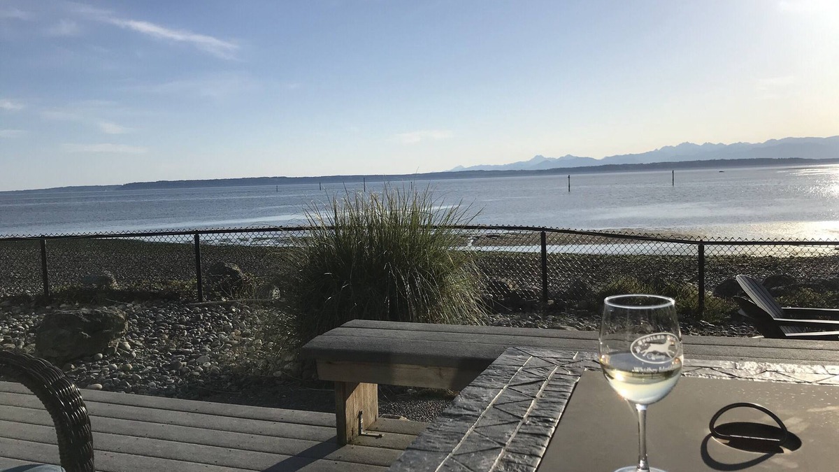 Clinton House | South Whidbey Island - No Bank Waterfront Beach house