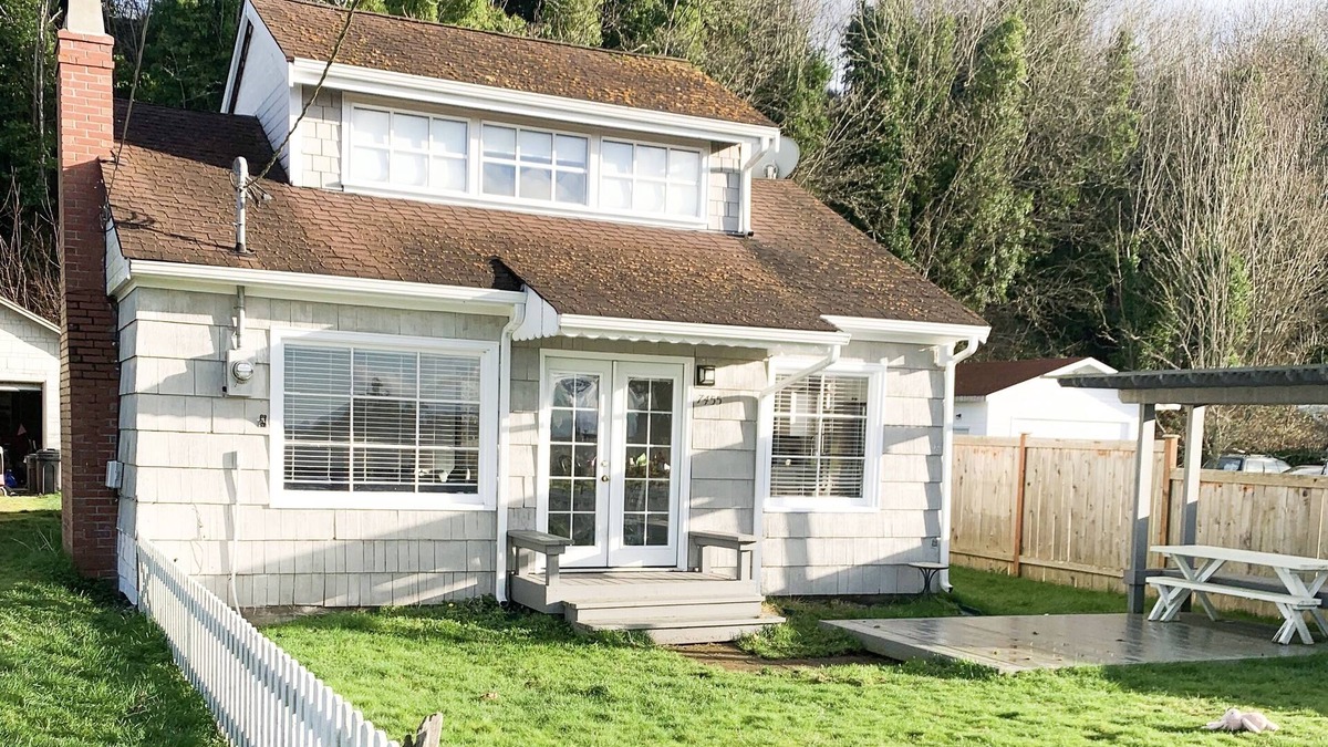 Maxwelton House | South Whidbey Island Ocean View Beach House with Beach Access