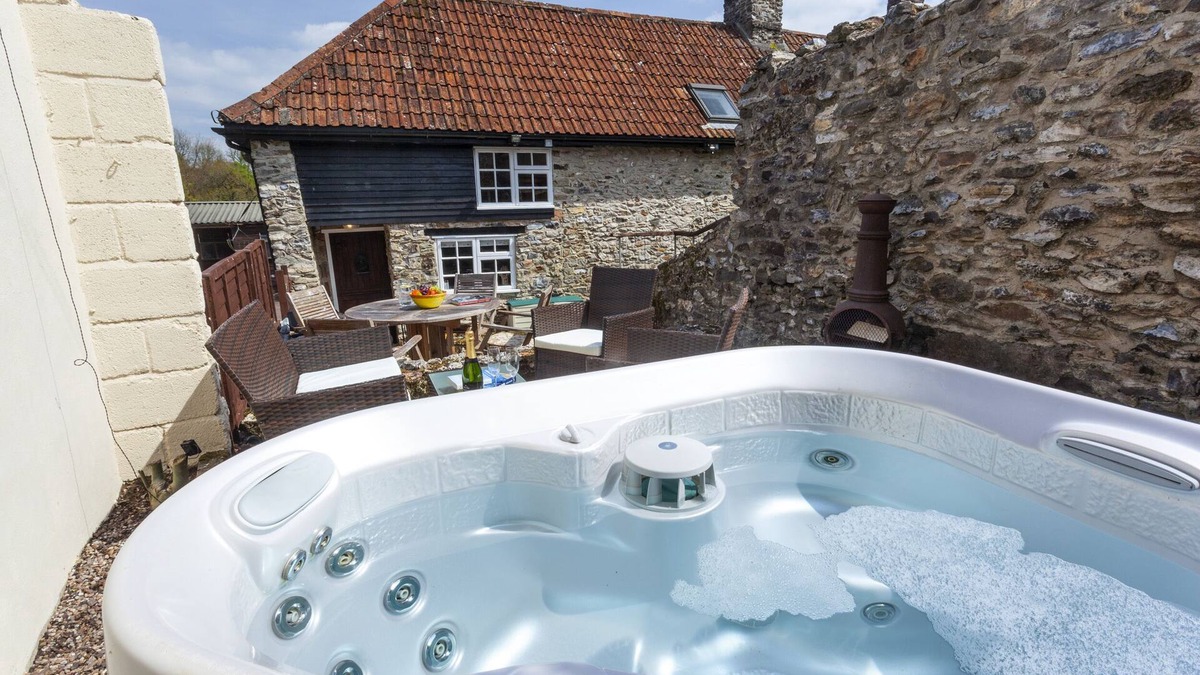 Honiton House | SOUTHCOTT FARM COTTAGE, pet friendly, with hot tub in Sheldon
