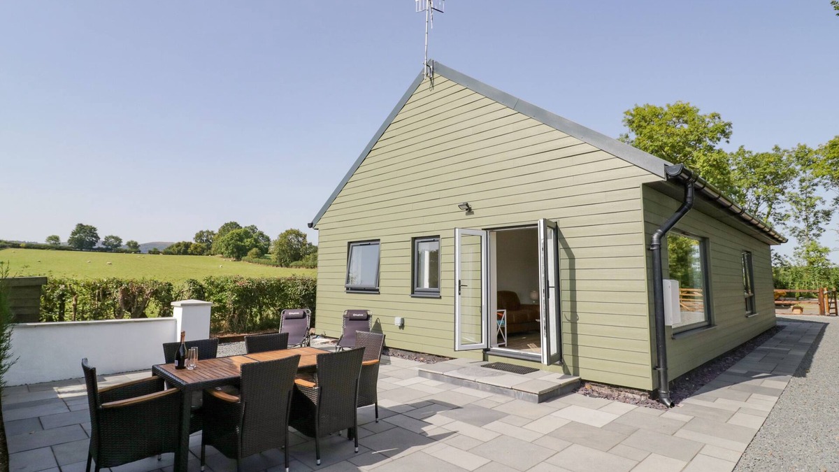 Forest of Dean Cottage | SOUTHEND, pet friendly, with a garden in Welland