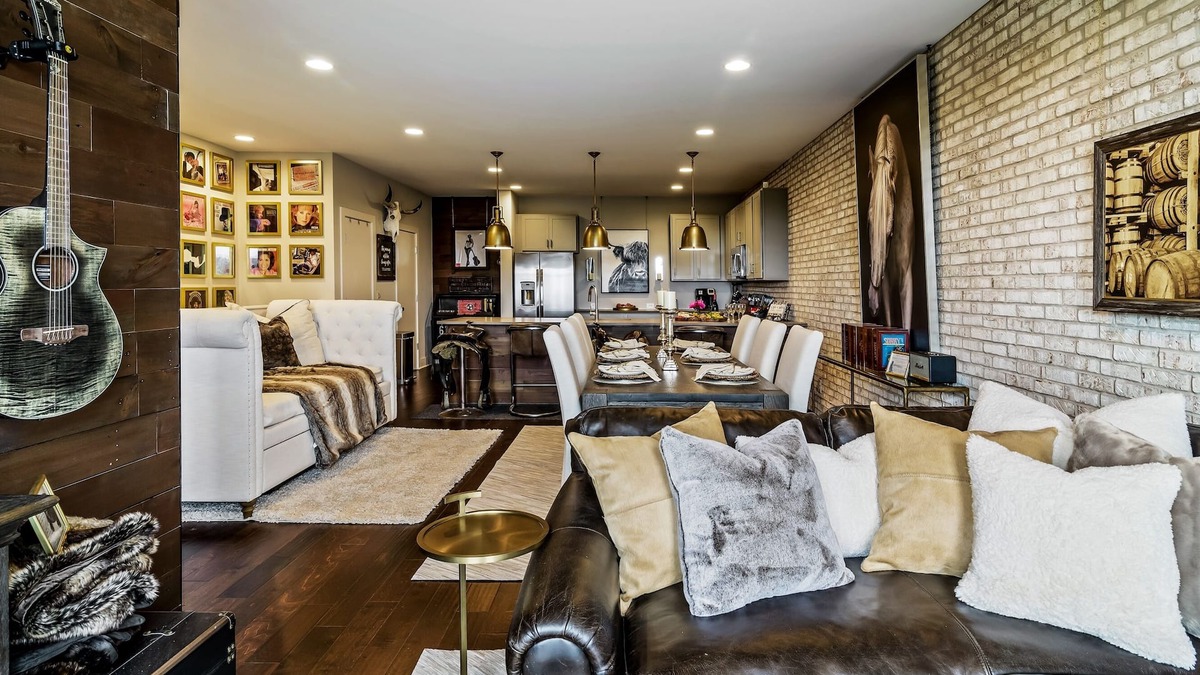 Katie Hill Neighborhood House | Southern Belle: Skyline Views | 5min to Broadway