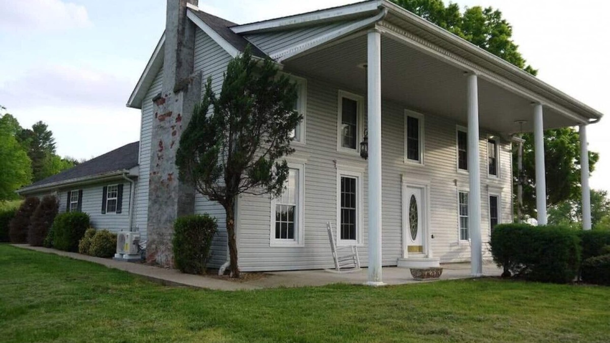 Cadiz House | Southern Charm · Cheerful Vacation Home right by the lake!