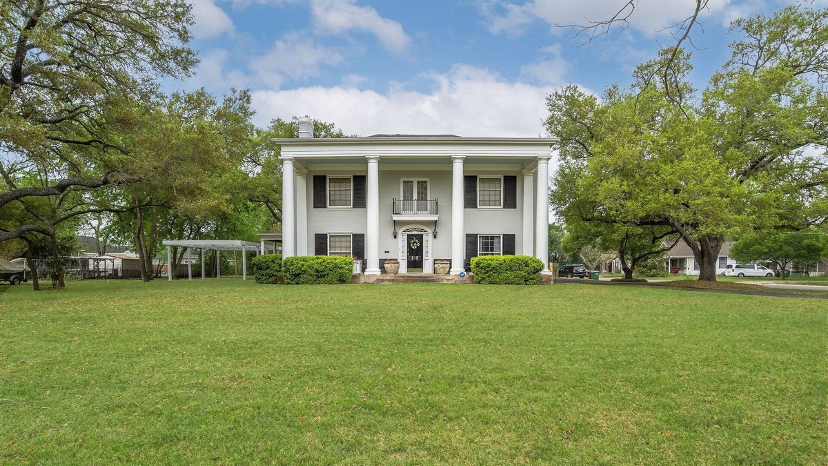 Lockhart House | Southern Charm, ideally located in Central Texas