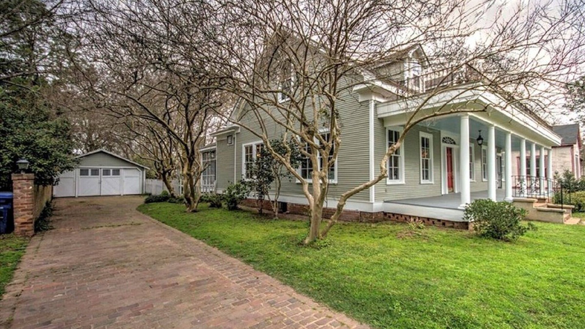 East Natchitoches House | Southern Charm, restored 1901 Home sleeps 10, 4 queen beds, 1 full bed, 1twin