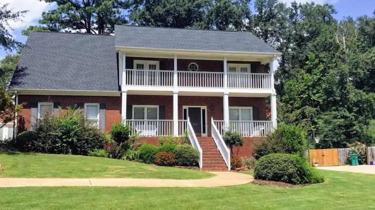Taylorville House | Southern Charmer - Book for Football Season!