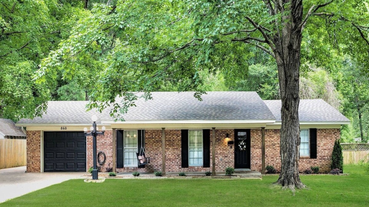 Conway House | Southern Comfort. 3bd/2ba house in downtown Conway