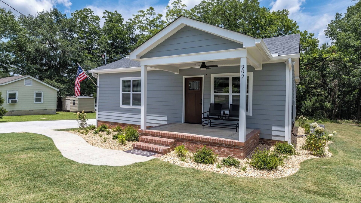 Phenix City House | Southern Comfort Bungalow- Cozy & Close to Downtown Columbus, 7 Miles to Airport
