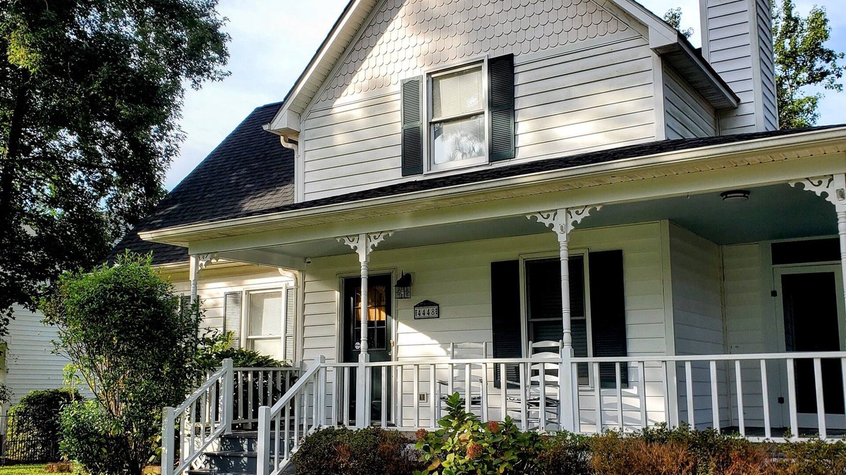 Kings Grant House | Southern Gem- Centrally Located-10 min to downtown or the beach!