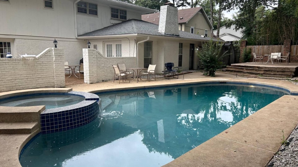 Cordova House | Southern-Inspired 5-BR Luxury Home with Pool & Jetted Tub - Simply Marvelous.