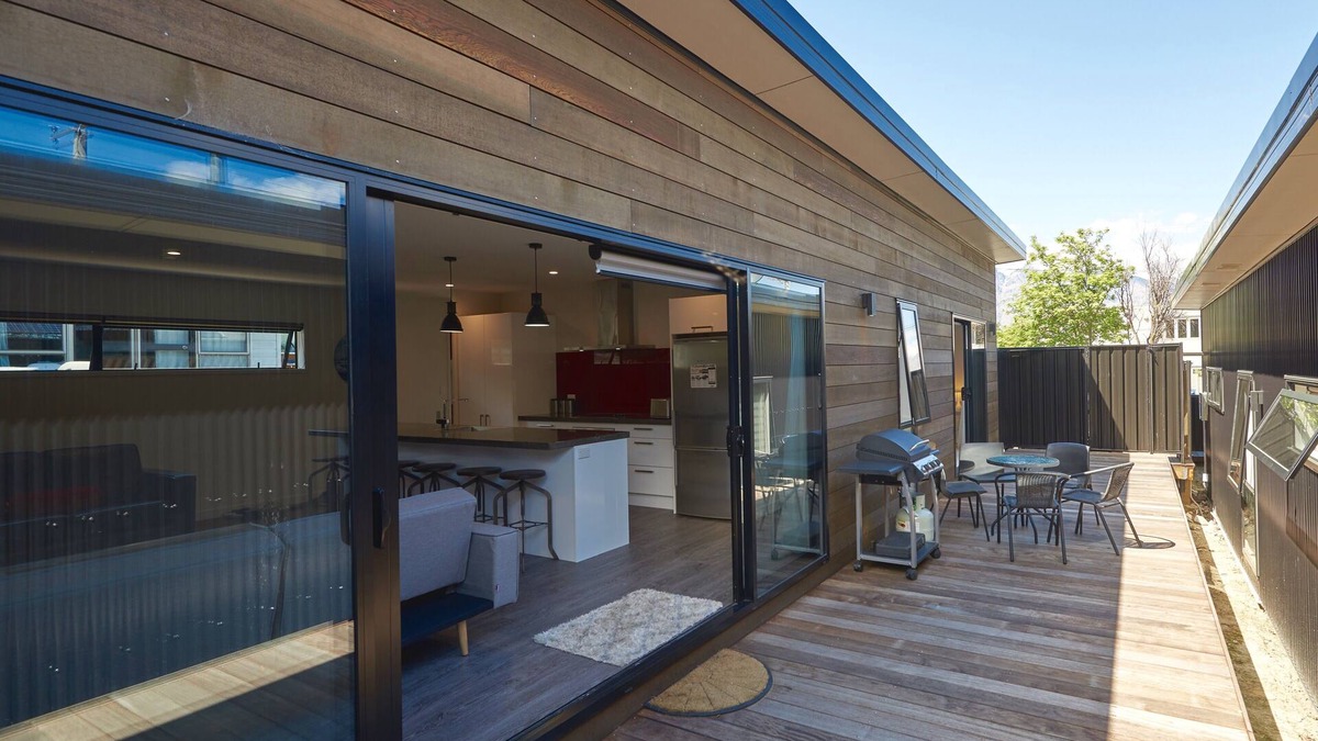 Queenstown City Centre Cottage | Southern Lakes Spa - Queenstown Apartment R2
