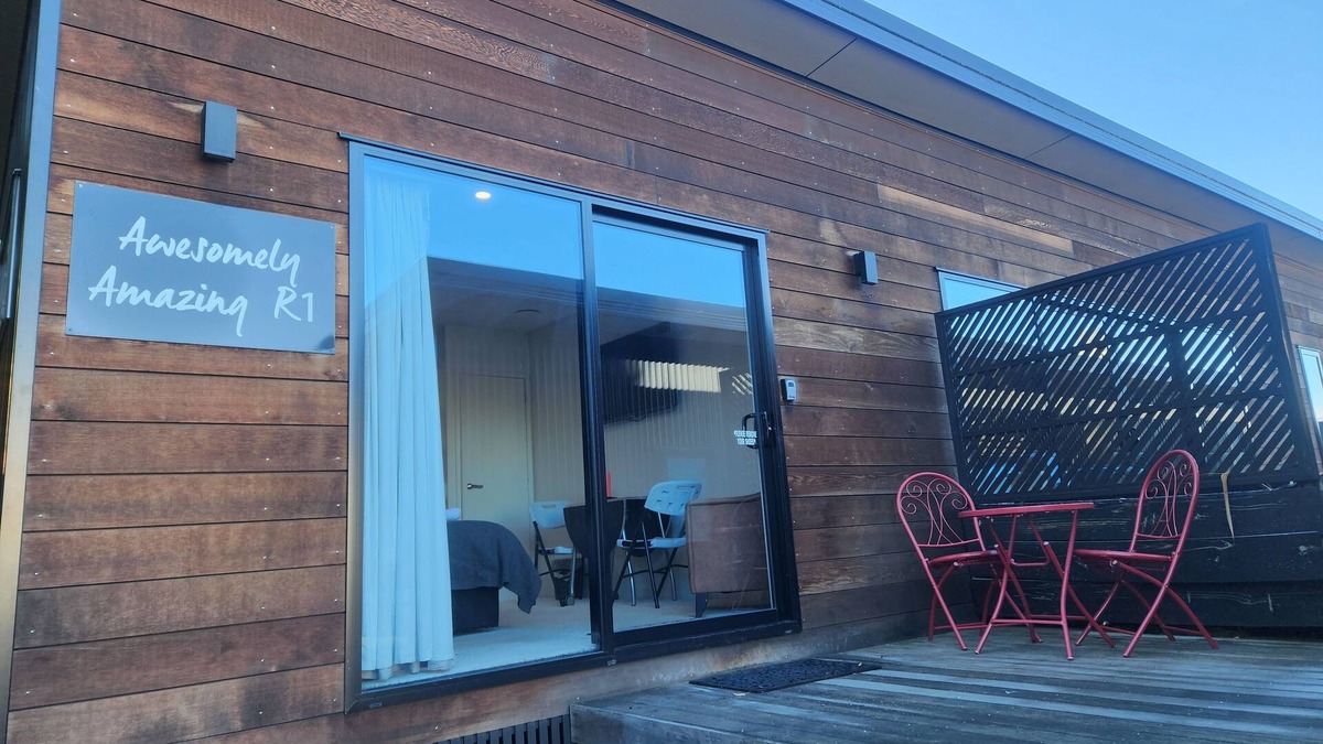 Queenstown City Centre Cottage | Southern Lakes Spa Studio - R1