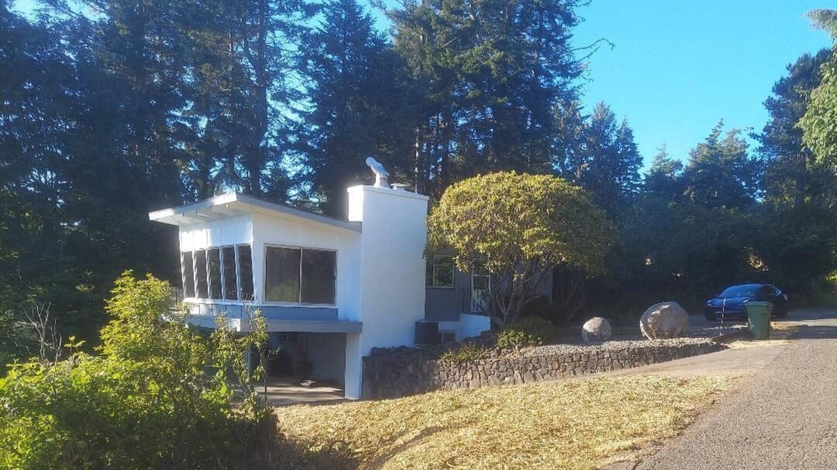 North Bend House | Southern Oregon Mid -Century Coastal Charmern Summer Discount- Aug & Sept 2025