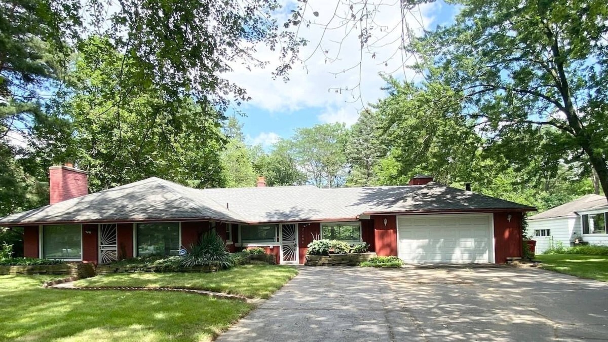Southfield House | Southfield home perfect for large families/pool table & Theatre room!