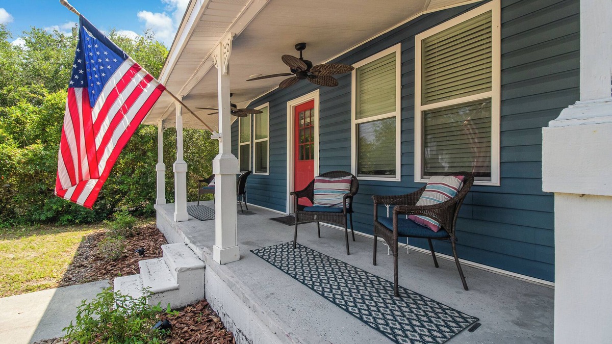 Southport House | Southport Salty Patriot-Walk to DT/Pets/Fully fenced with firepit!