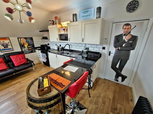 Southsea Apartment | Southsea Royale James Bond 3 bed Cool Penthouse, seafront parking