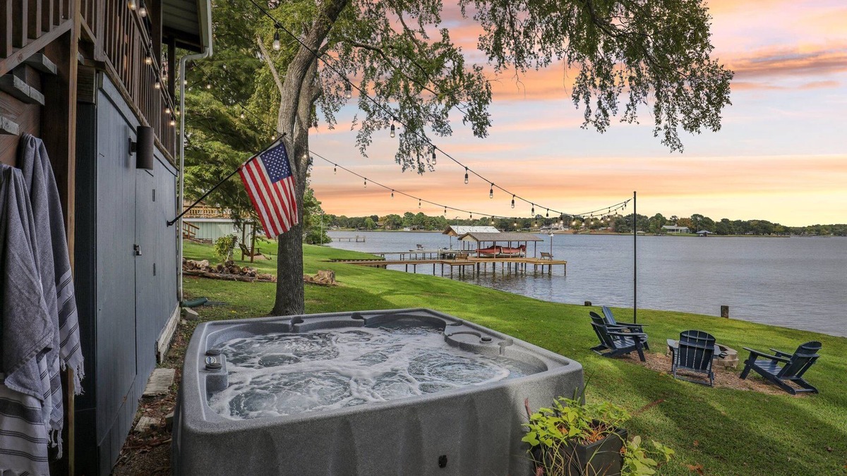 Enchanted Oaks House | Southside of Heaven is a luxury 3 bedroom cabin located on beautiful Cedar Creek Lake