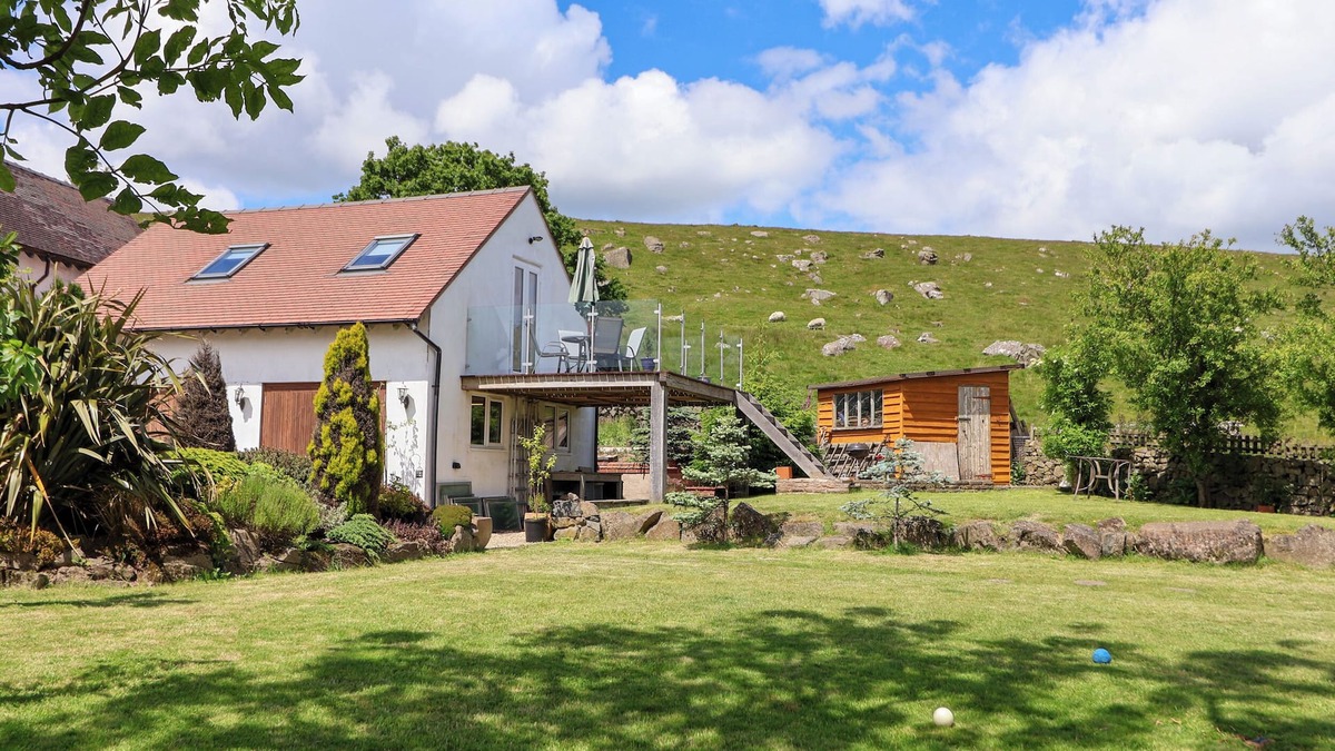 Farden Apartment | SOUTHVIEW, pet friendly, with a garden in Clee Hill