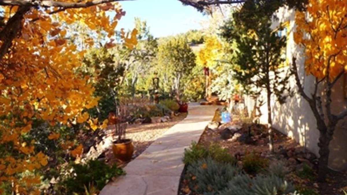Tesuque House | Southwestern Gem, 4 BR, Mtn/Sunset View, AC, Hot Tub, WIFI, Great Location