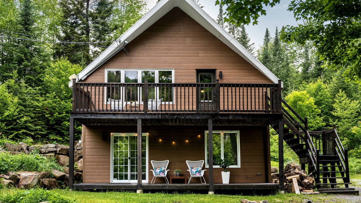 Saint-Brigitte-de-Laval Ski Chalet | Spa + bubbly + privacy in the woods, near the city