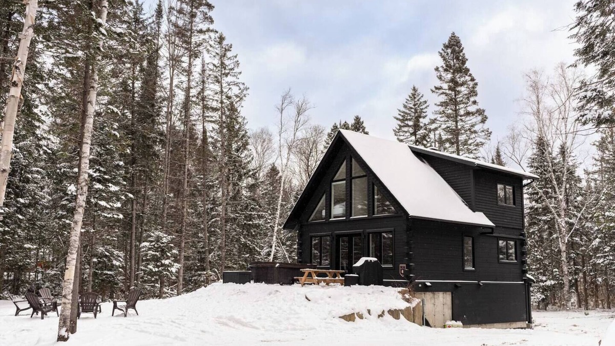 Saint-Faustin-Lac-Carre Ski Chalet | Spa, Climbing Wall, Arcade, Fire Pit ~ Tremblant, Skiing & Tubing Nearby!