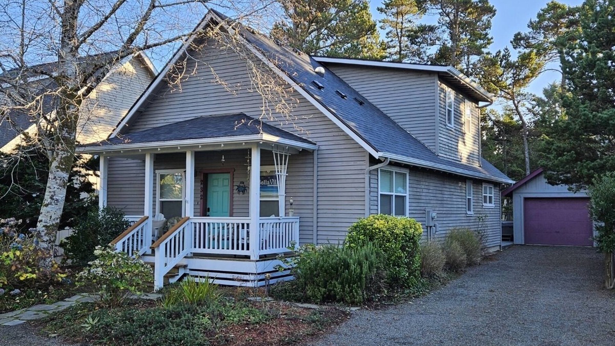 Lincoln Beach Cottage | Spa, Game room, Pool table, Short walk to beach through beautiful neighborhood!