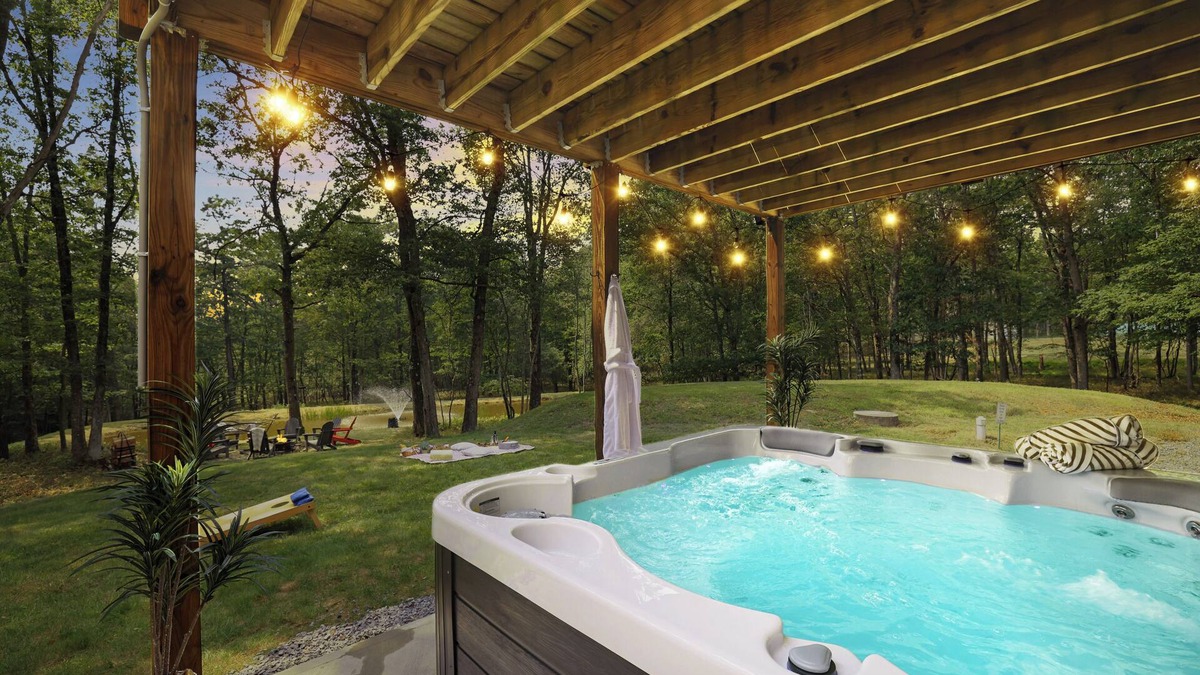 Albrightsville Ski Chalet | Spa-Like Rustic Retreat In Nature With Glass Barrel Sauna, Hot Tub & Pond!