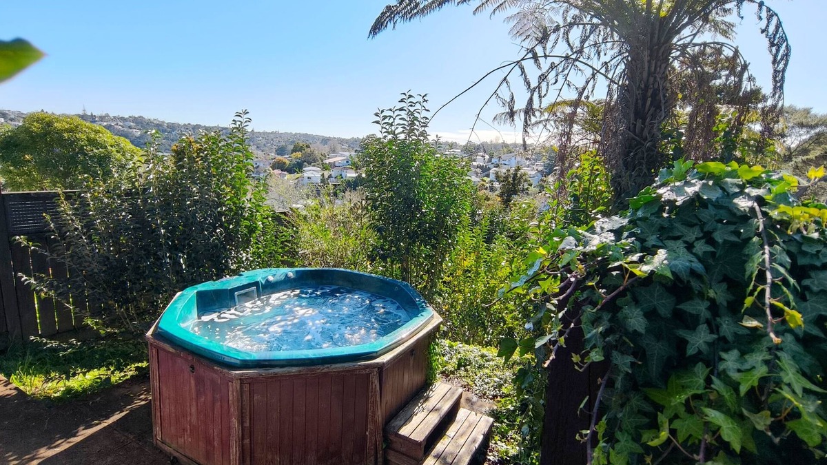 Glenfield House | Spa Nest Glenfield｜Spacious 7BR Retreat｜Movie Lounge｜Nice Big Garden｜Kids’ Zone