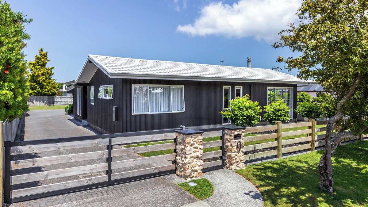 Richmond Heights House | Spa & Play @ Rainbow Point. Bikes, Kayaks & a walk to the beach, bar & shops