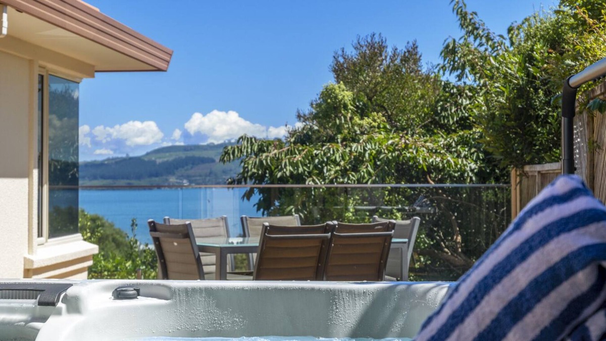 Waipahihi House | Spa-Pool, Lake & Mountain Views